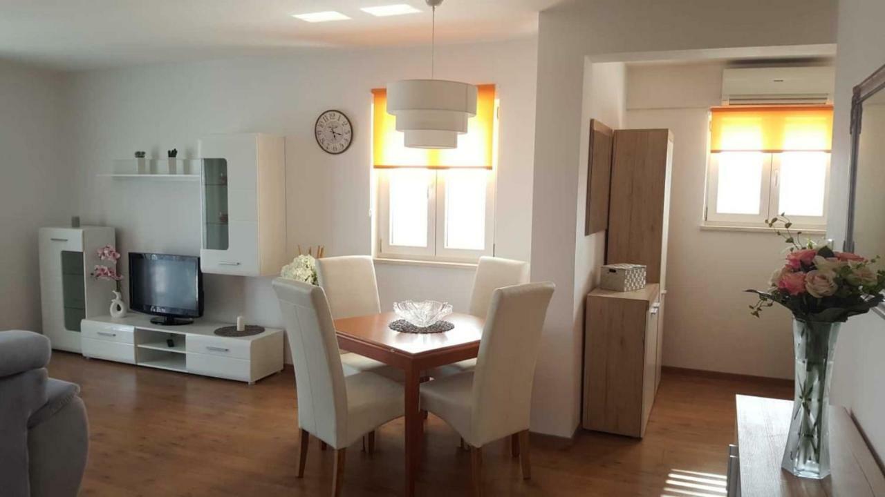 Cozy Apartment With Sea View Kaštela Екстериор снимка