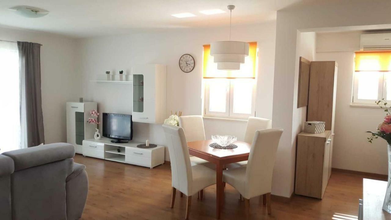 Cozy Apartment With Sea View Kaštela Екстериор снимка